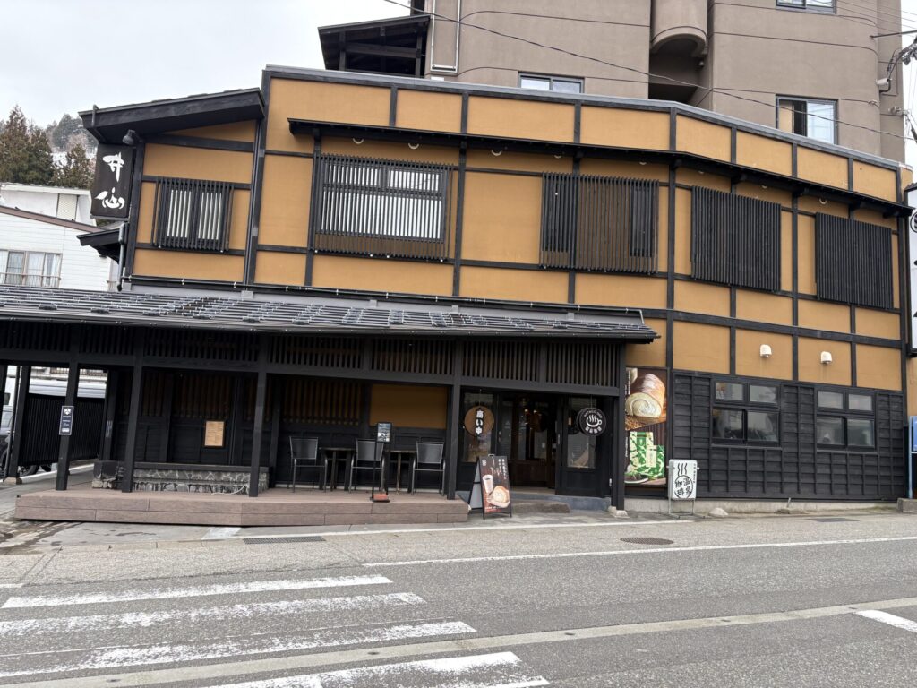 越後湯沢の街並み｜キュンパスで訪れた雪の残る通り