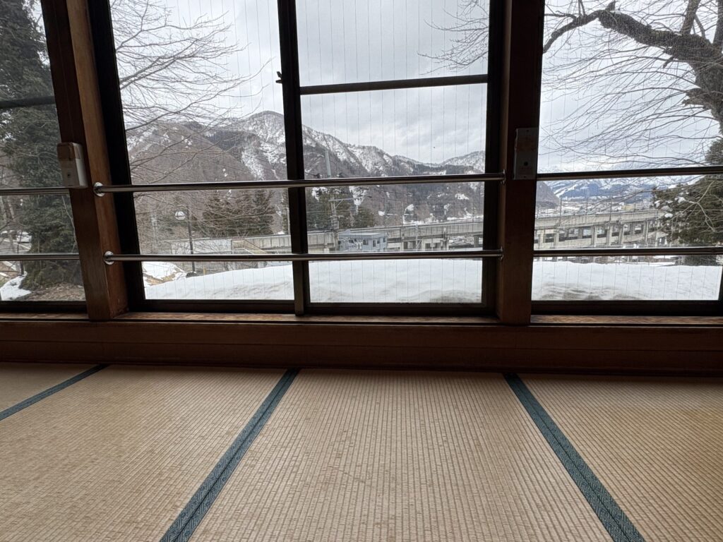 越後湯沢の日帰り温泉の休憩スペースから見た雪景色｜キュンパス日帰り旅