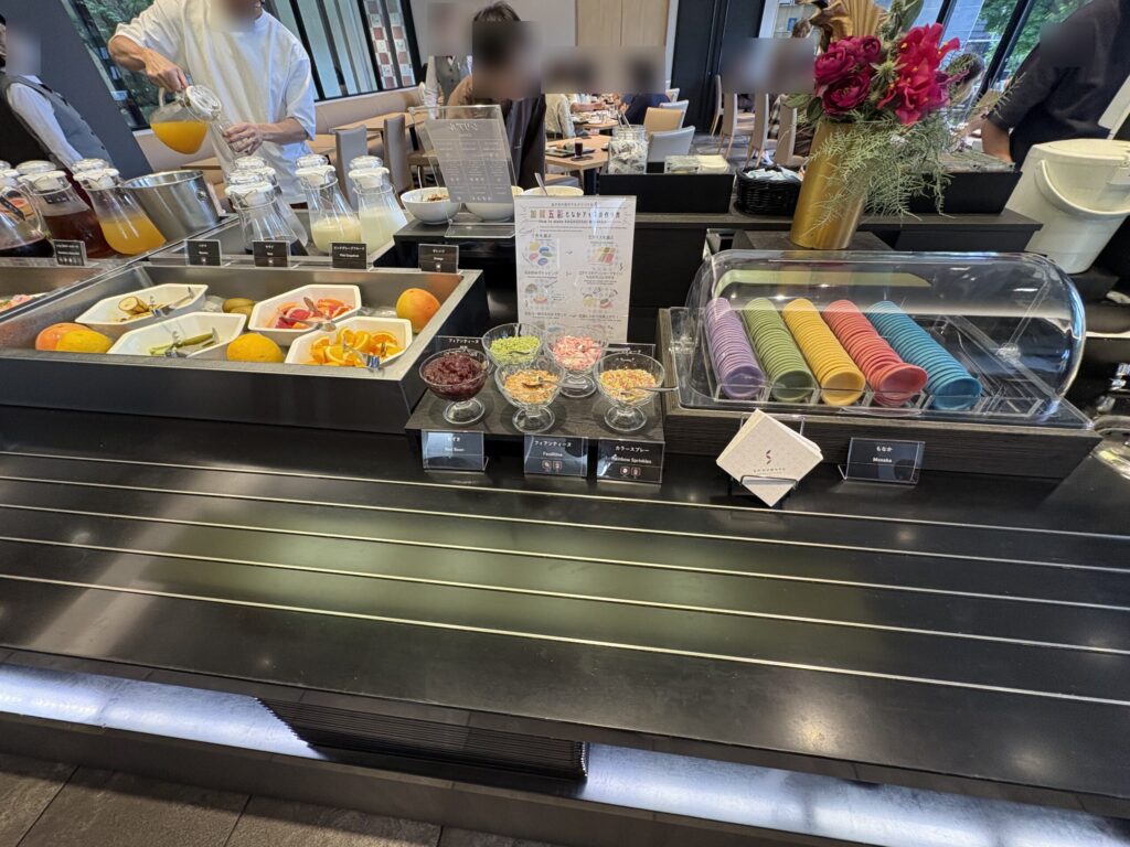 朝食ビュッフェのフルーツとデザートコーナー