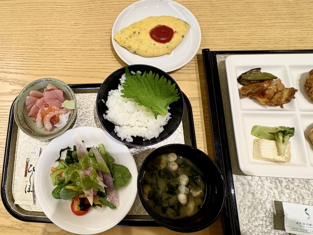 朝食の御膳（海鮮丼・サラダ・オムレツ）