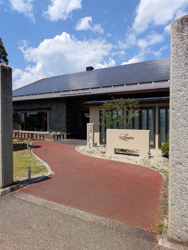 ルミエールワイナリーの外観。赤いアプローチの先にLumiereの看板と建物
