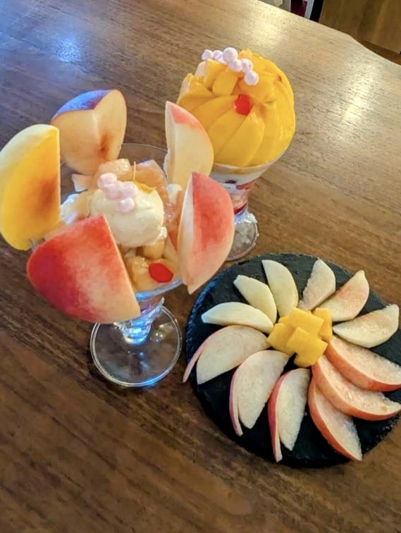 山梨・志村葡萄研究所の桃のパフェ2種と、カットした桃を花のように並べた盛り合わせプレート