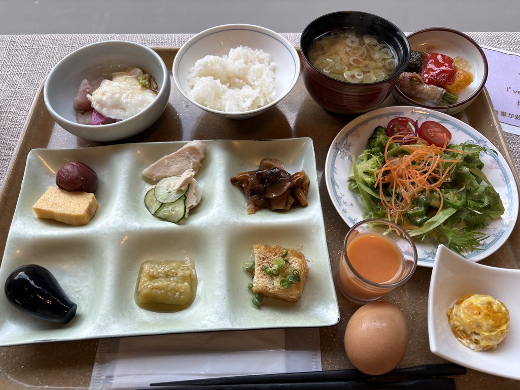 ホテル小柳の朝食バイキング。ごはん、味噌汁、卵焼き、サラダなど