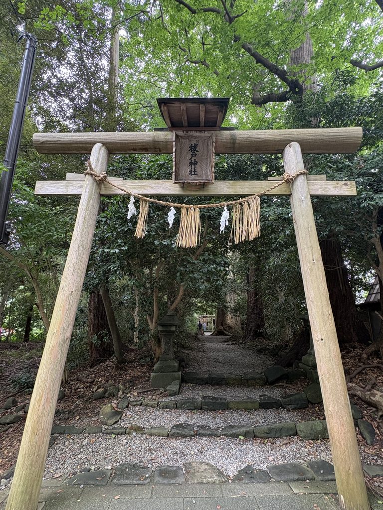 末社の祓戸神社の鳥居。石段の先にお社がある