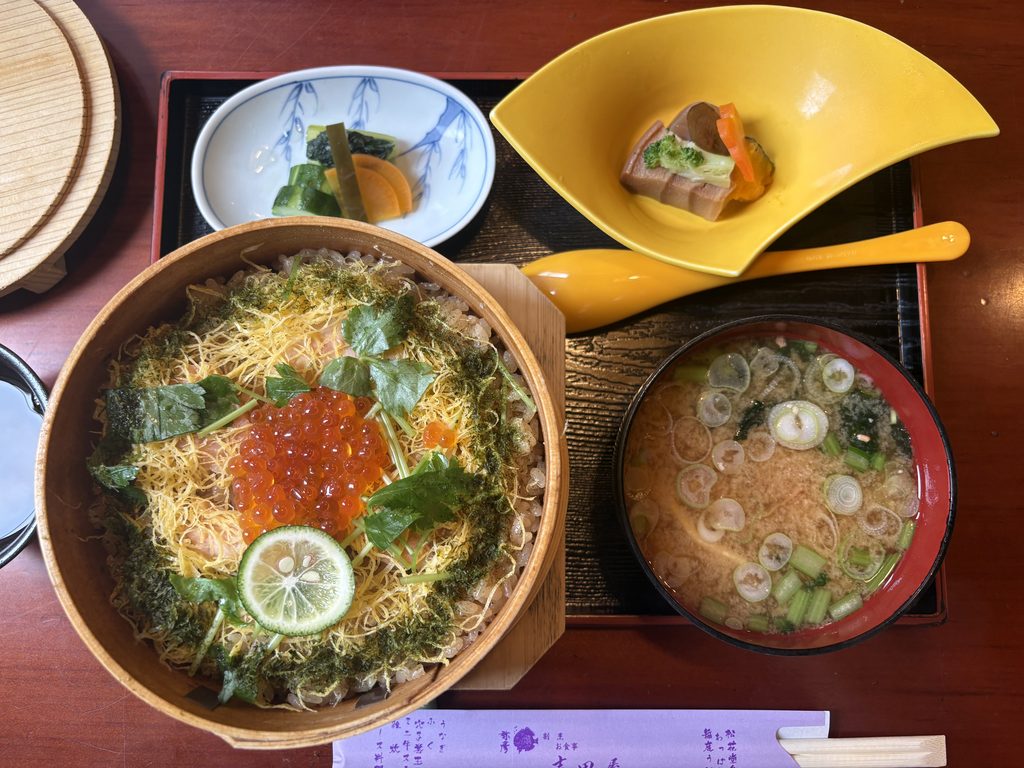 吉田屋のわっぱ飯。いくらと錦糸卵がのった特製わっぱ飯膳