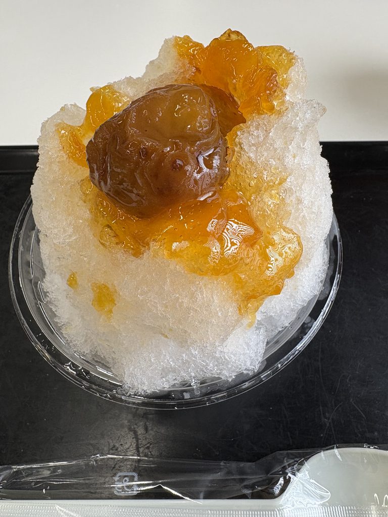 梅シロップのかき氷。梅の実が丸ごとのっている